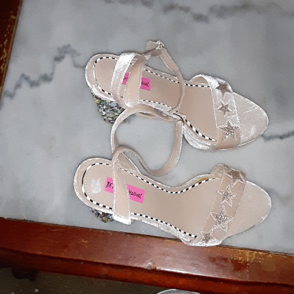 Betsey Johnson sz 8.5 open toe ankle back shoe